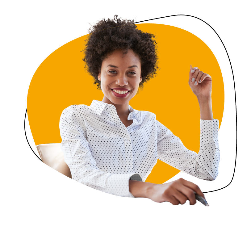Mujer sonriente con camisa blanca de lunares.