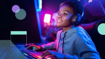 Persona jugando videojuegos con audífonos y luces de colores.