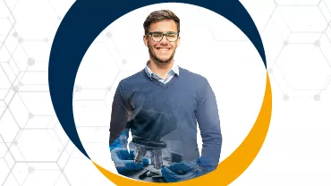 Hombre con gafas sonríe en una imagen con fondo de patrones geométricos.