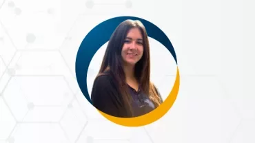 Retrato de una mujer con fondo geométrico.