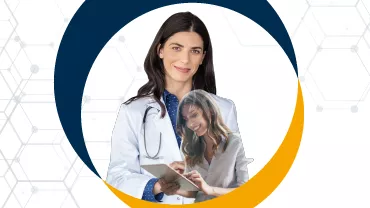 Doctora con bata blanca y una imagen de otra persona usando tableta