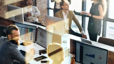 Equipo de trabajo colaborando en una oficina moderna.