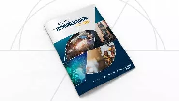 Folleto en una mesa con imágenes industriales y tecnológicas.