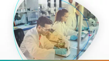 Científicos en un laboratorio usando microscopios.