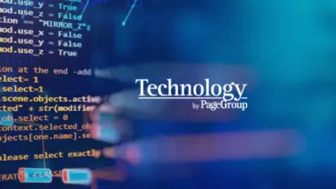 Texto de código en pantalla con fondo azul y logo de Technology by PageGroup.