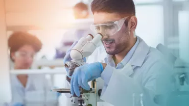 Científico usando un microscopio en el laboratorio.
