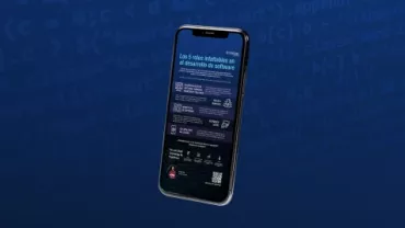 Teléfono móvil mostrando texto sobre desarrollo de software.