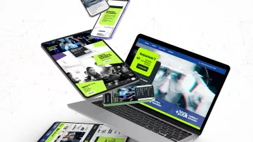 Dispositivos mostrando sitios web de tecnología.