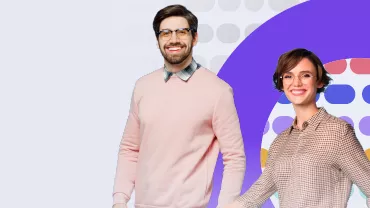 Hombre con suéter rosa y mujer con camisa de cuadros sonriendo ante fondo colorido.