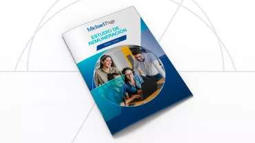 Portada del Estudio de Remuneración de Michael Page sobre una mesa blanca.