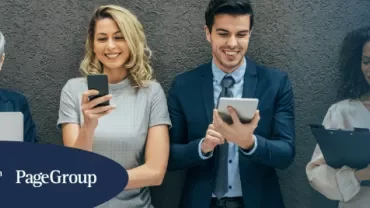 Grupo de personas usando dispositivos electrónicos y cuaderno.