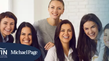 Grupo de seis mujeres sonriendo, con logotipos de SPE, WIN y Michael Page.