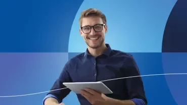 persona trabajando con computadora