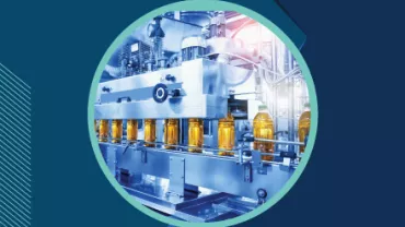 Máquina llenadora de botellas en fábrica.