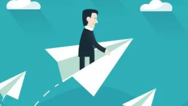 Hombre en traje volando en un avión de papel sobre un cielo azul.