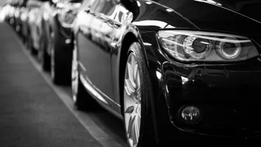 Primer plano de un automóvil negro estacionado en fila