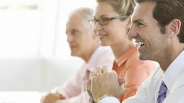 Personas sonrientes en una reunión.
