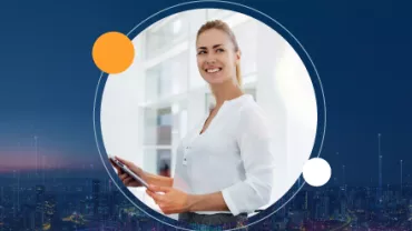 Mujer sonriendo mientras sostiene una tableta, fondo azul oscuro.