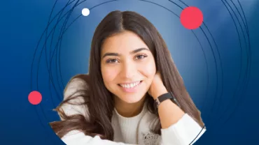 Mujer sonriendo en un fondo azul con círculos