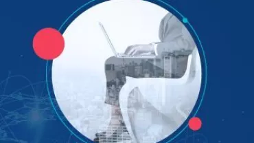 Persona trabajando en una laptop con fondo urbano y elementos gráficos en azul.