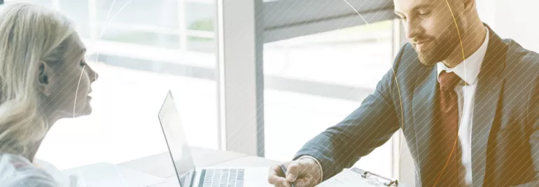 Reunión de negocios entre dos personas en una oficina.