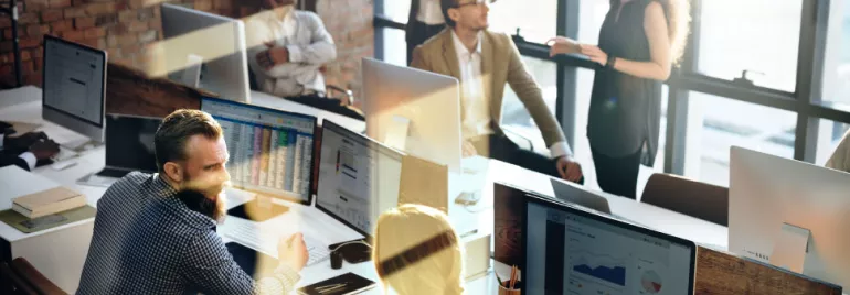 Equipo de trabajo colaborando en una oficina moderna.