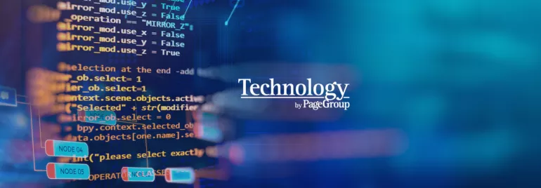 Texto de código en pantalla con fondo azul y logo de Technology by PageGroup.