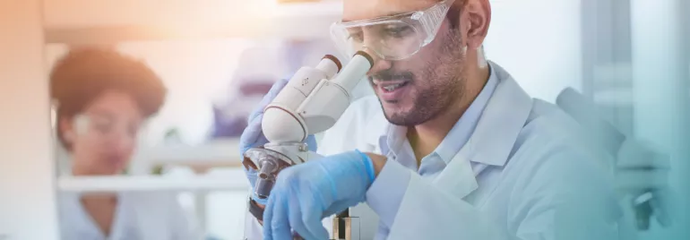 Científico usando un microscopio en el laboratorio.