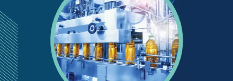 Máquina llenadora de botellas en fábrica.