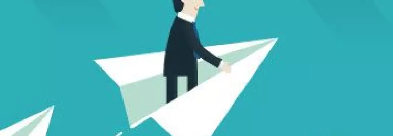 Hombre en traje volando en un avión de papel sobre un cielo azul.