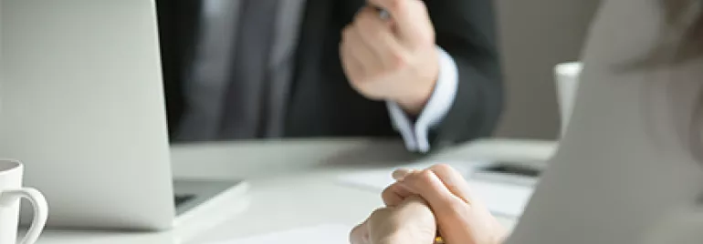 Reunión de negocios con dos personas, enfoque en manos.