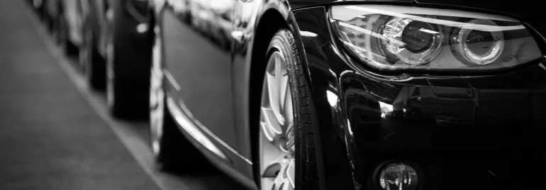 Primer plano de un automóvil negro estacionado en fila