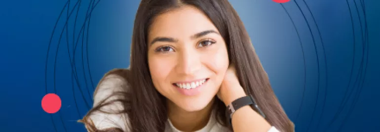 Mujer sonriendo en un fondo azul con círculos
