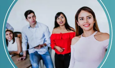 Grupo de jóvenes en una reunión casual, interactuando alegremente.
