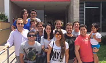 Grupo de personas frente al edificio de la Fundación Peruana de Cáncer.