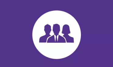 Icono de siluetas de tres personas en círculo blanco, fondo morado.