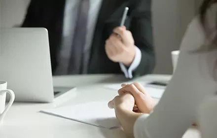 Reunión de negocios con dos personas, enfoque en manos.