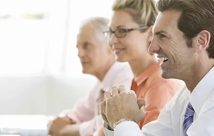Personas sonrientes en una reunión.