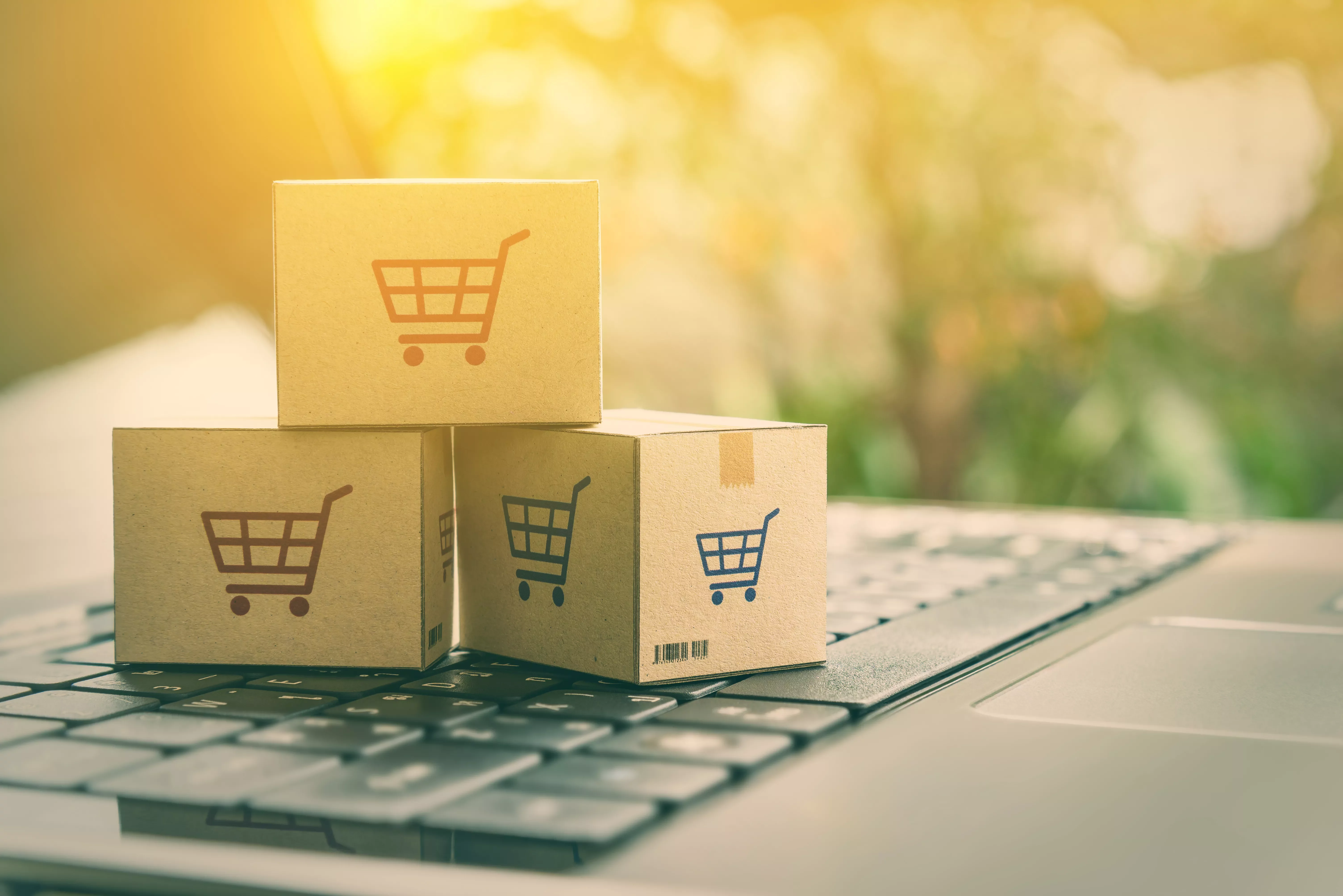 Cajas de cartón con símbolo de carrito sobre un teclado.