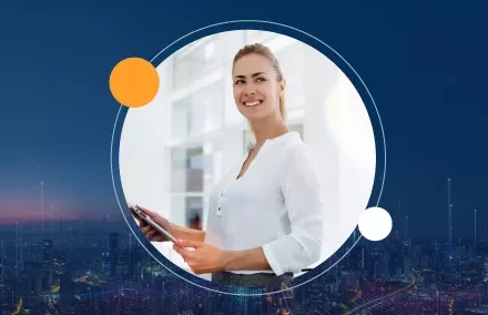 Mujer sonriendo mientras sostiene una tableta, fondo azul oscuro.