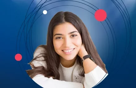 Mujer sonriendo en un fondo azul con círculos