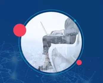 Persona trabajando en una laptop con fondo urbano y elementos gráficos en azul.